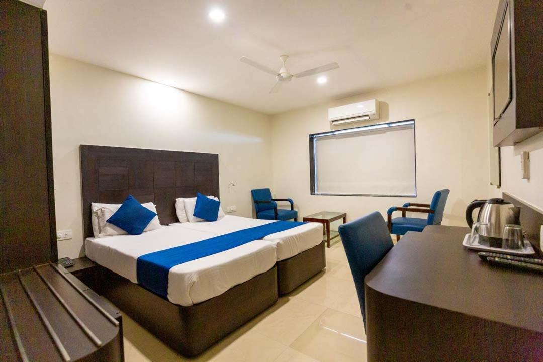 Sukh Hotel Mumbai Exteriör bild