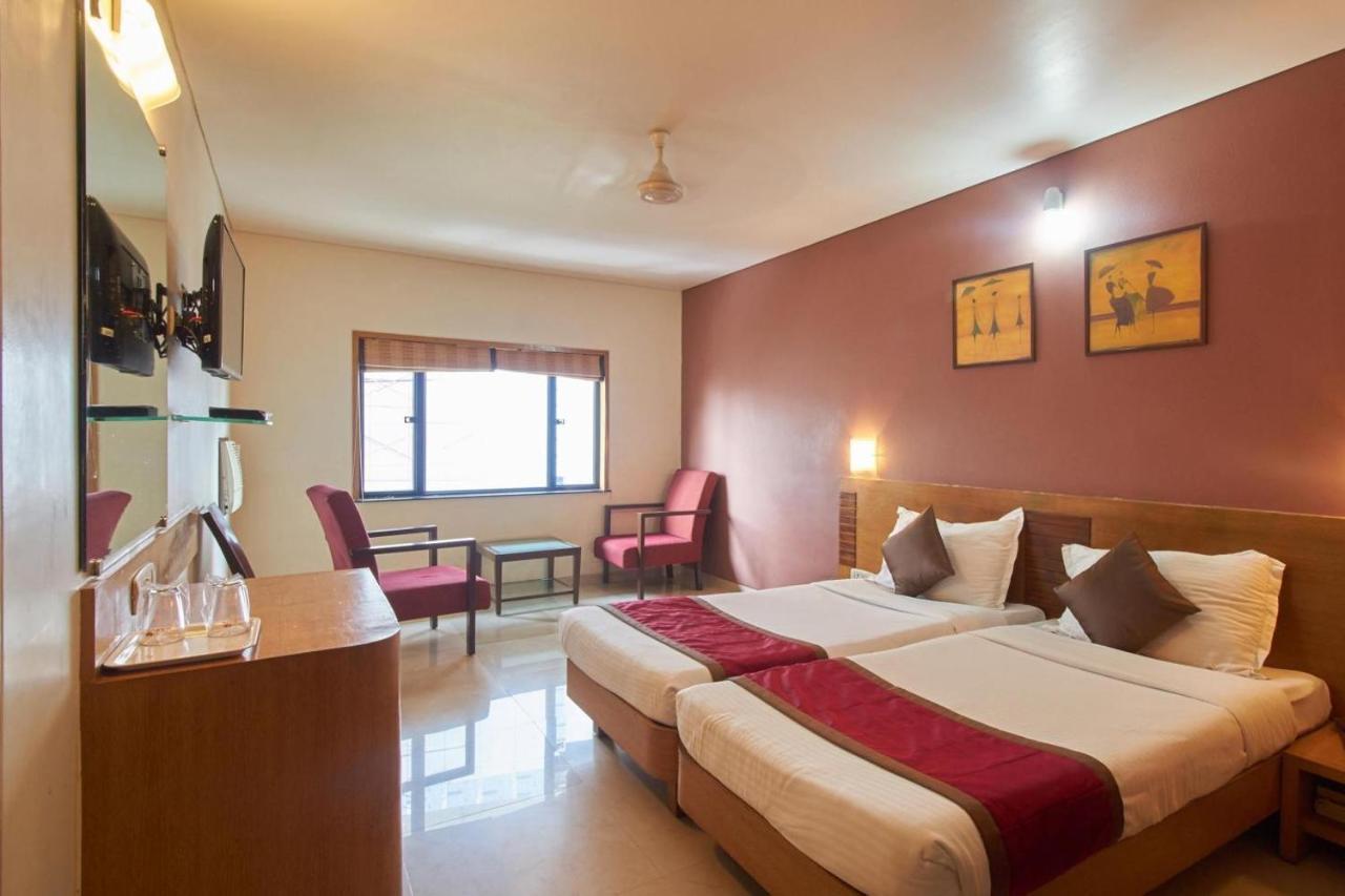 Sukh Hotel Mumbai Exteriör bild