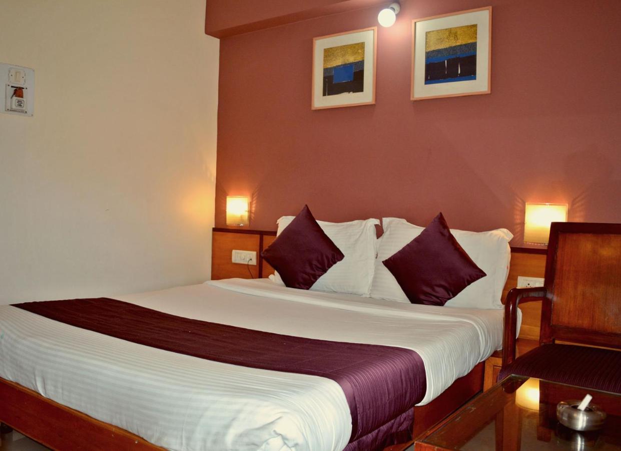 Sukh Hotel Mumbai Exteriör bild