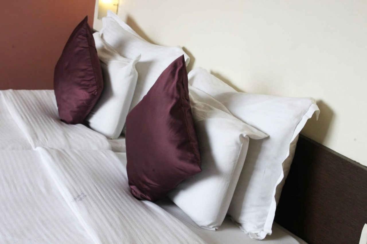 Sukh Hotel Mumbai Exteriör bild