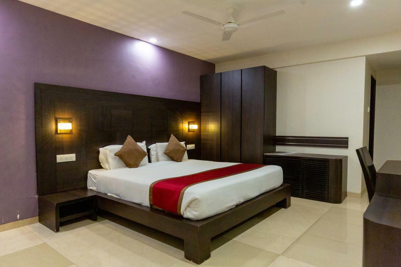 Sukh Hotel Mumbai Exteriör bild