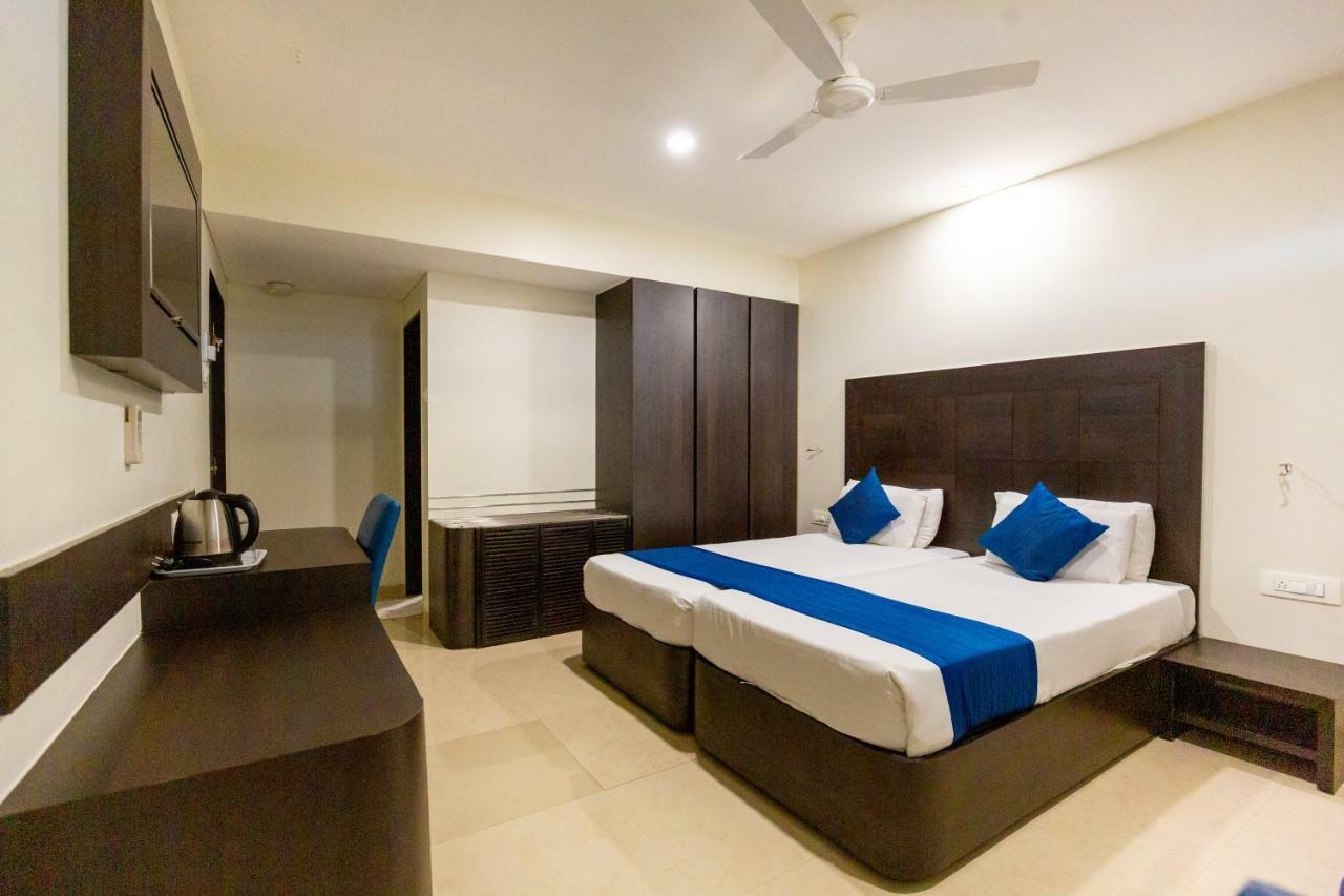 Sukh Hotel Mumbai Exteriör bild