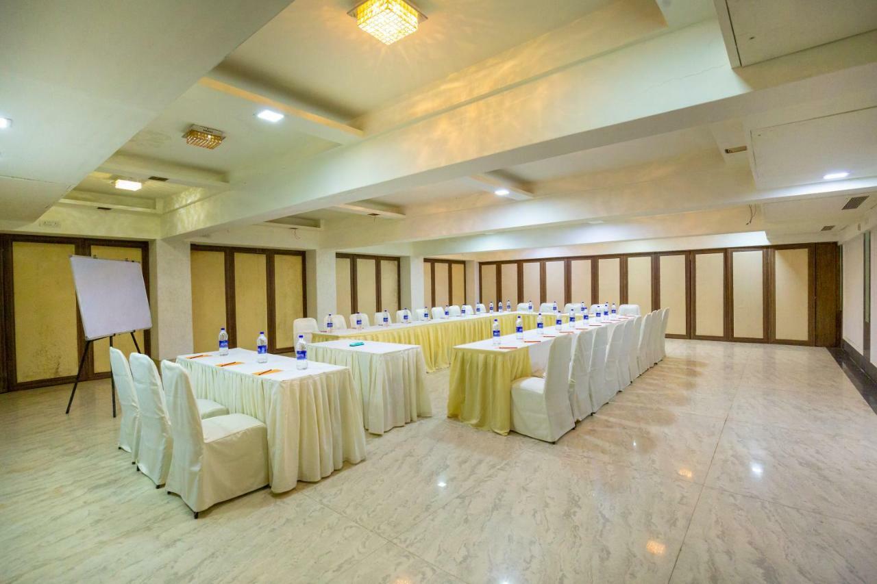 Sukh Hotel Mumbai Exteriör bild